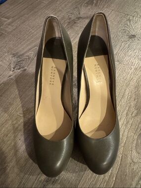 Barneys New York Olive Green Leather Round-Toe Pumps